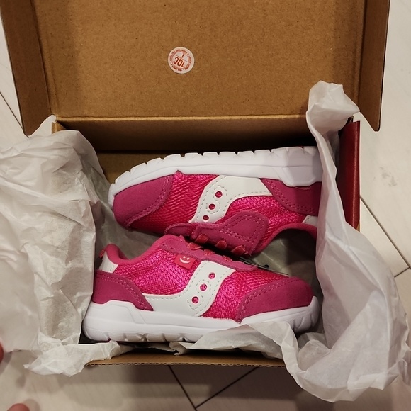 NEW Saucony size 4 Baby girl sneakers pink - Picture 2 of 2